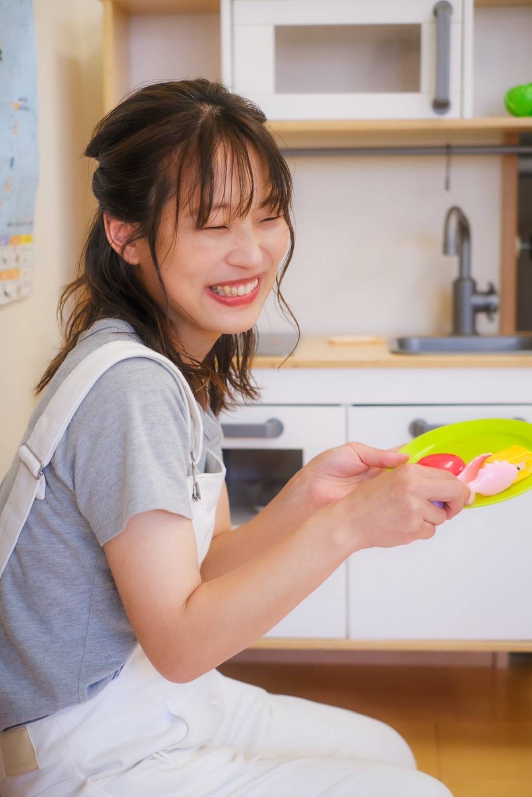 絵本を見つめる赤ちゃん